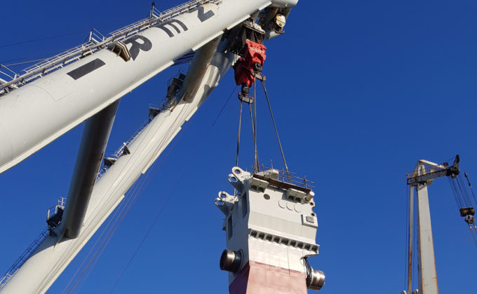 Sollevamento di carichi pesanti in mare