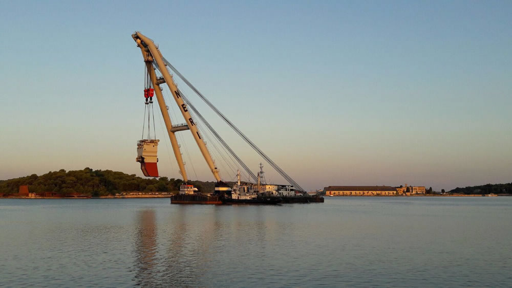 draghe terrestri e galleggianti Sheerlegs_iitalia_to_position_new_spud_carrier_in_croatia_035